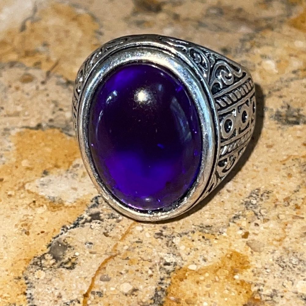 Costume jewelry silver tone ring adjustable size from 8 to 10.